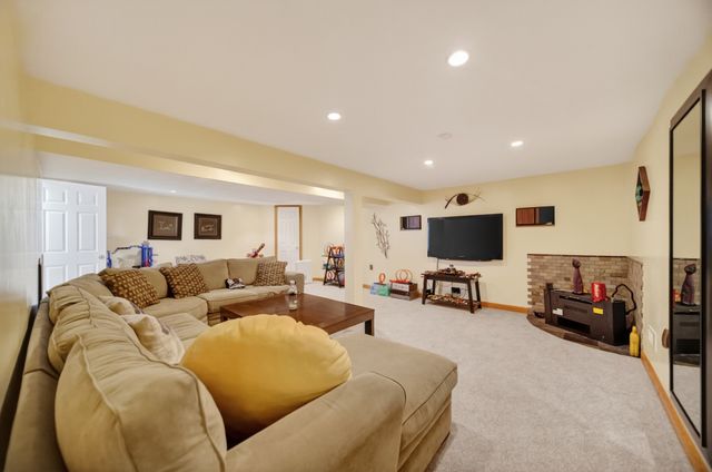 8722 VALLEY VIEW Circle, Erie, PA 16509
