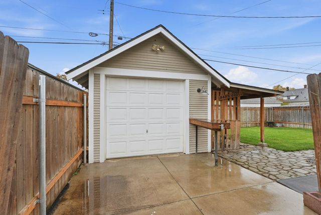 1028 E Courtland Ave, Spokane, WA 99207