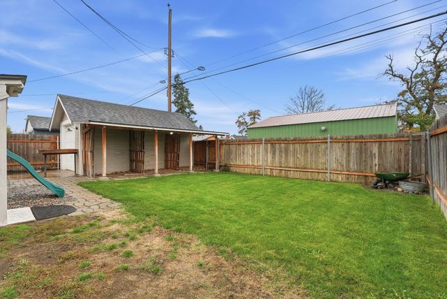 1028 E Courtland Ave, Spokane, WA 99207