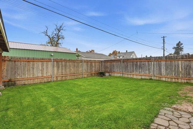 1028 E Courtland Ave, Spokane, WA 99207