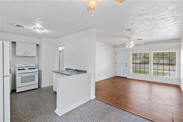 1714 East Wm J Bryan Parkway, Bryan, TX 77803