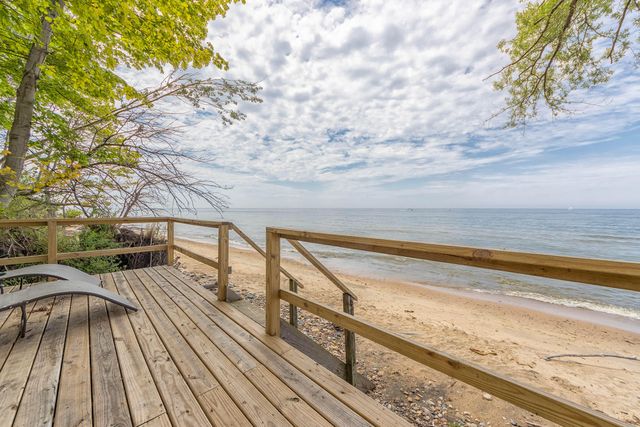 2975 Lakeshore Drive, Fennville, MI 49408