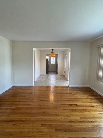 11 Linden Court, Hicksville, NY 11801