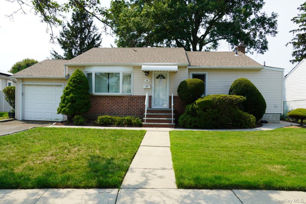 11 Linden Court, Hicksville, NY 11801