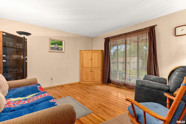1607 MEMORIAL Drive, Pekin, IL 61554