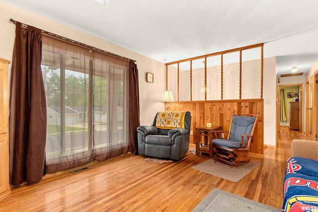 1607 MEMORIAL Drive, Pekin, IL 61554