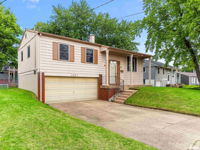 1607 MEMORIAL Drive, Pekin, IL 61554