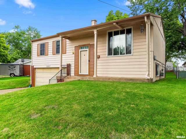 1607 MEMORIAL Drive, Pekin, IL 61554