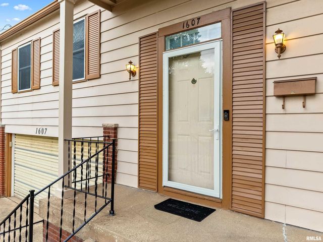 1607 MEMORIAL Drive, Pekin, IL 61554