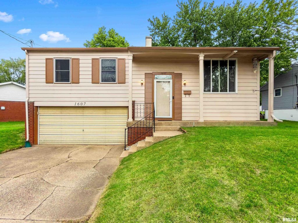 1607 MEMORIAL Drive, Pekin, IL 61554