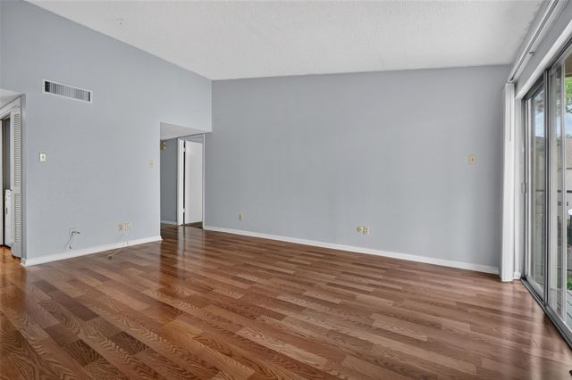 700 Thicket Lane 304, Houston, TX 77079