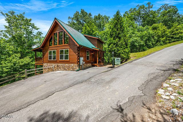 766 High Mountain Way, Gatlinburg, TN 37738