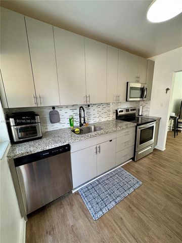 1215 NE 109th St 1215, Miami, FL 33161
