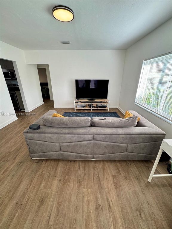 1215 NE 109th St 1215, Miami, FL 33161