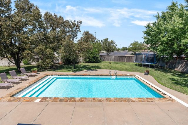 8024 E Greenbriar Ct, Wichita, KS 67226