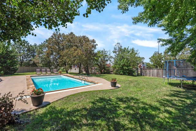 8024 E Greenbriar Ct, Wichita, KS 67226