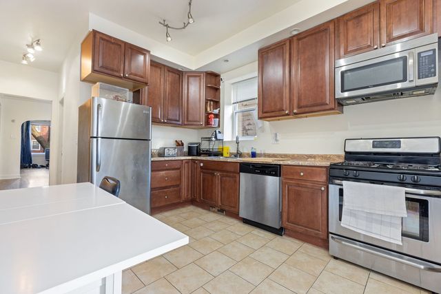 3123 W Eastwood Avenue, Chicago, IL 60625