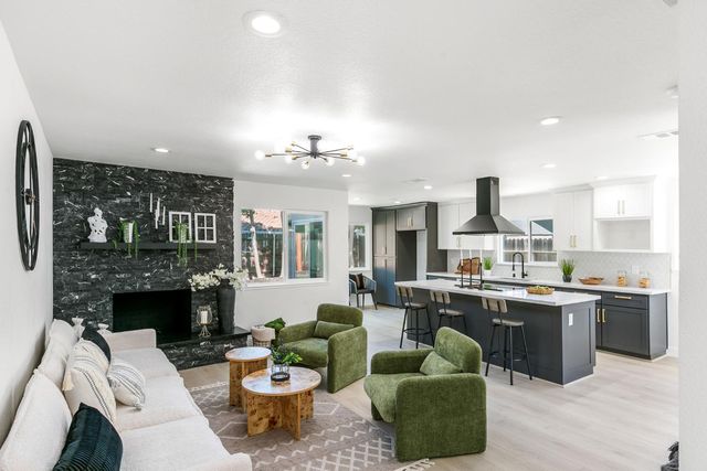 909 Regatta Dr, Sacramento, CA 95833