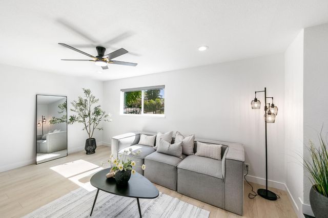 909 Regatta Dr, Sacramento, CA 95833