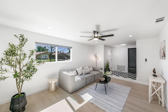 909 Regatta Dr, Sacramento, CA 95833