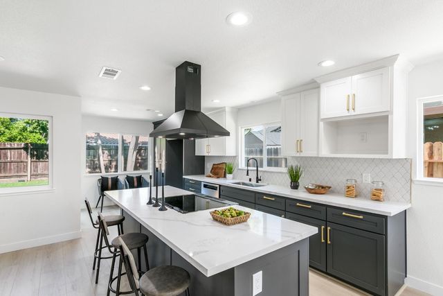 909 Regatta Dr, Sacramento, CA 95833