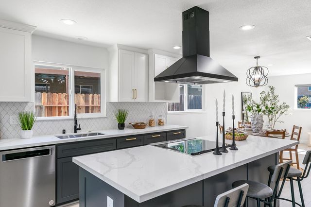 909 Regatta Dr, Sacramento, CA 95833