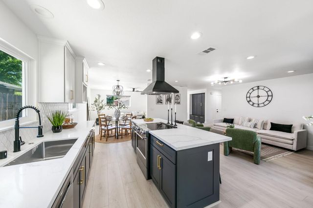 909 Regatta Dr, Sacramento, CA 95833