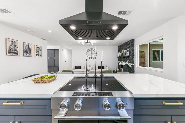 909 Regatta Dr, Sacramento, CA 95833