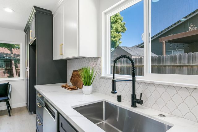 909 Regatta Dr, Sacramento, CA 95833