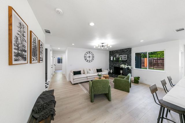 909 Regatta Dr, Sacramento, CA 95833