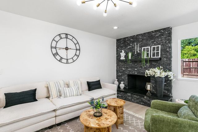 909 Regatta Dr, Sacramento, CA 95833