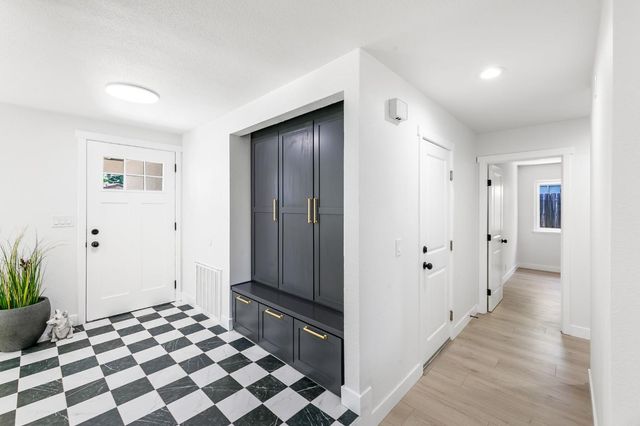 909 Regatta Dr, Sacramento, CA 95833