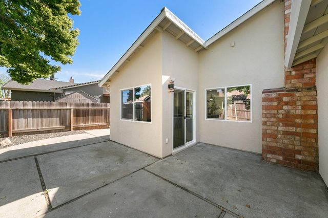 909 Regatta Dr, Sacramento, CA 95833