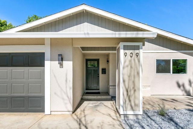 909 Regatta Dr, Sacramento, CA 95833
