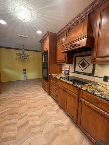 201 MOCKINGBIRD LN, Longview, TX 75601