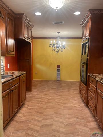201 MOCKINGBIRD LN, Longview, TX 75601