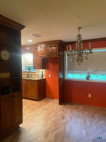 201 MOCKINGBIRD LN, Longview, TX 75601