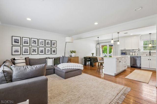 14 Dorset Dr, Kenilworth Boro, NJ 07033