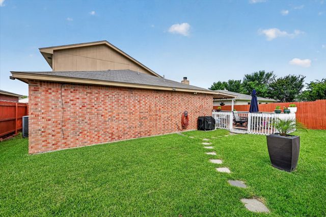 525 Berryhill Drive, Mansfield, TX 76063