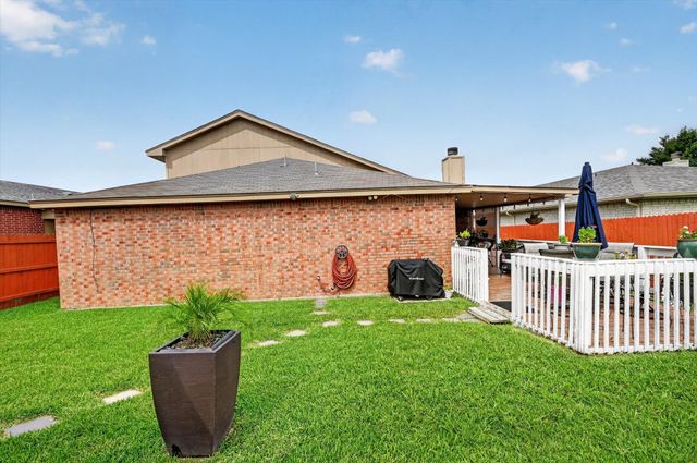 525 Berryhill Drive, Mansfield, TX 76063