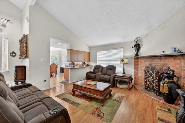 525 Berryhill Drive, Mansfield, TX 76063