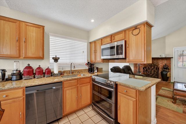 525 Berryhill Drive, Mansfield, TX 76063