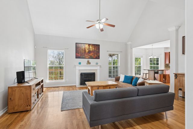 852 Fonnic Dr, Nashville, TN 37207