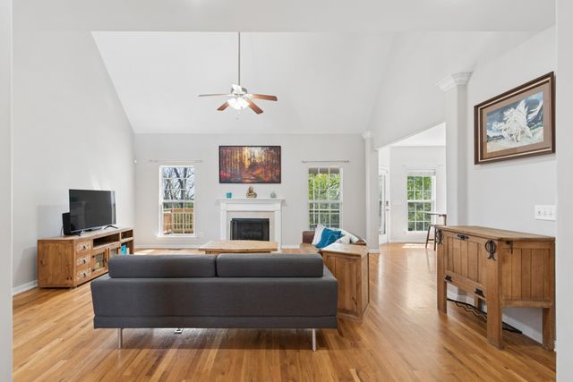 852 Fonnic Dr, Nashville, TN 37207