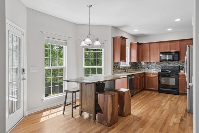852 Fonnic Dr, Nashville, TN 37207