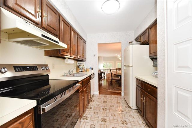 10 Southgate Circle, Massapequa Park, NY 11762