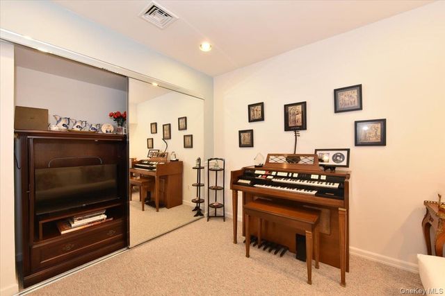 10 Southgate Circle, Massapequa Park, NY 11762