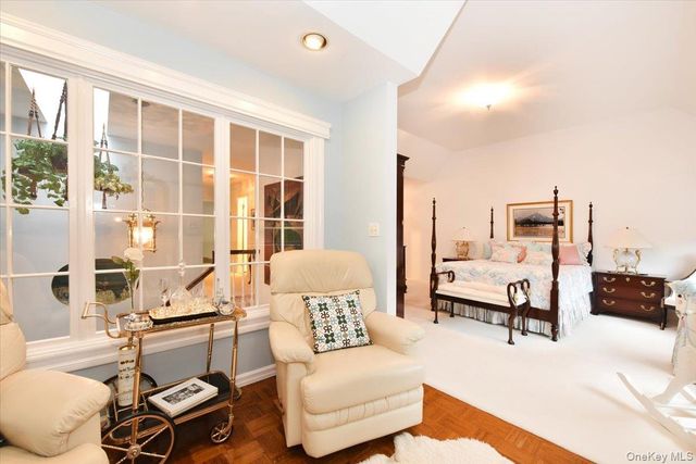 10 Southgate Circle, Massapequa Park, NY 11762