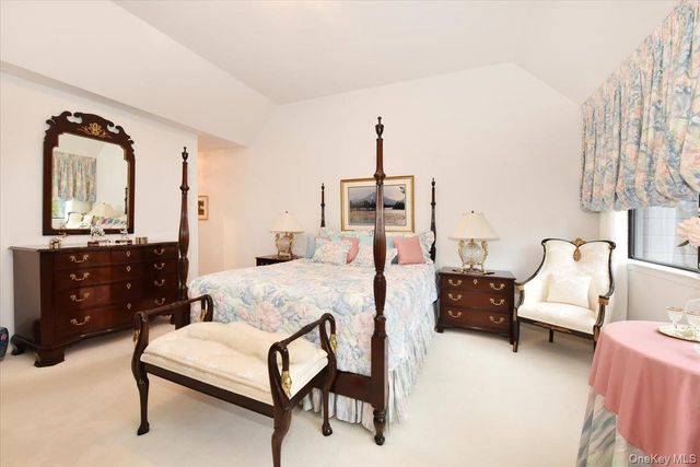 10 Southgate Circle, Massapequa Park, NY 11762