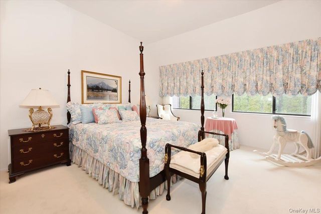 10 Southgate Circle, Massapequa Park, NY 11762